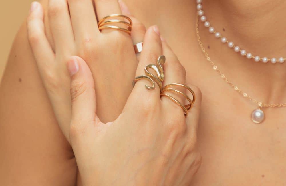 The Sale of Gold Jewelry in a Financial Crisis